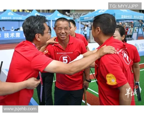 方羊足球球星闪耀绿茵场引领团队走向辉煌胜利 方羊足球球星闪耀绿茵场引领团队走向辉煌胜利