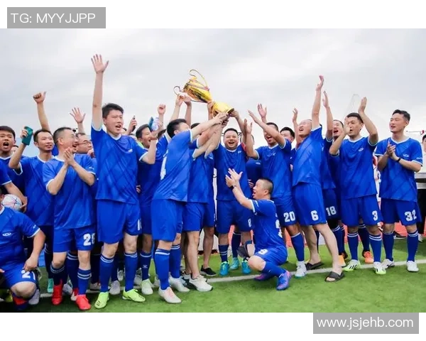 足球传奇岁月：从草根到巅峰的奋斗与荣耀之路