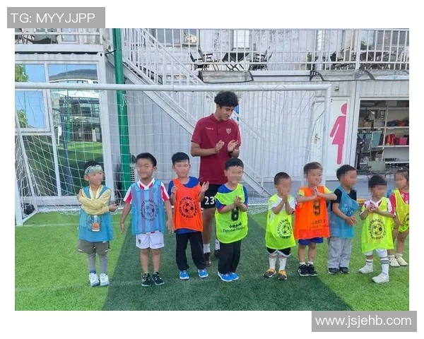 球星亲自示范足球训练技巧 提升个人技术与团队配合能力 球星亲自示范足球训练技巧 提升个人技术与团队配合能力